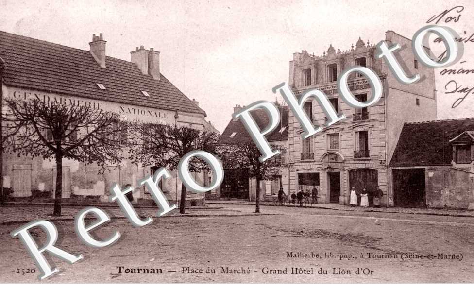 Place du Marche et Hotel du Lion d'Or