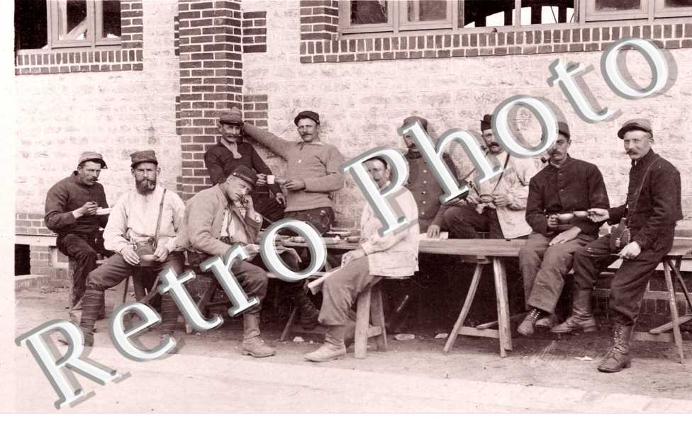 Groupe de jeunes militaires pendant le repas