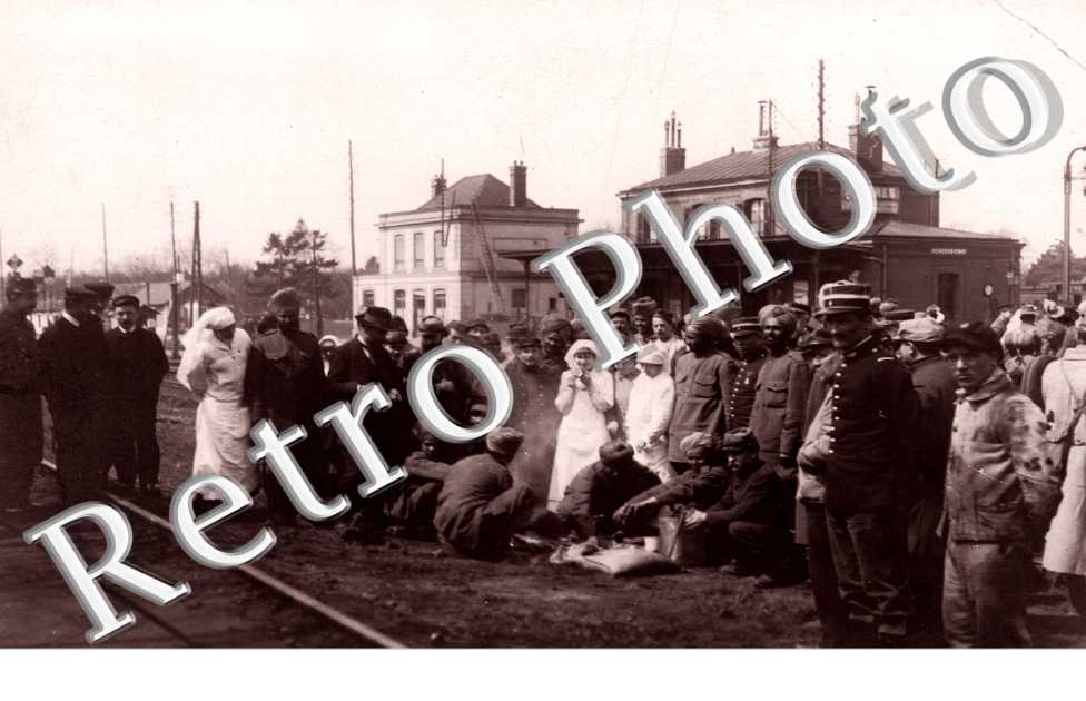 (un groupe de militaires et d'indiens sur le quai de la Gare)