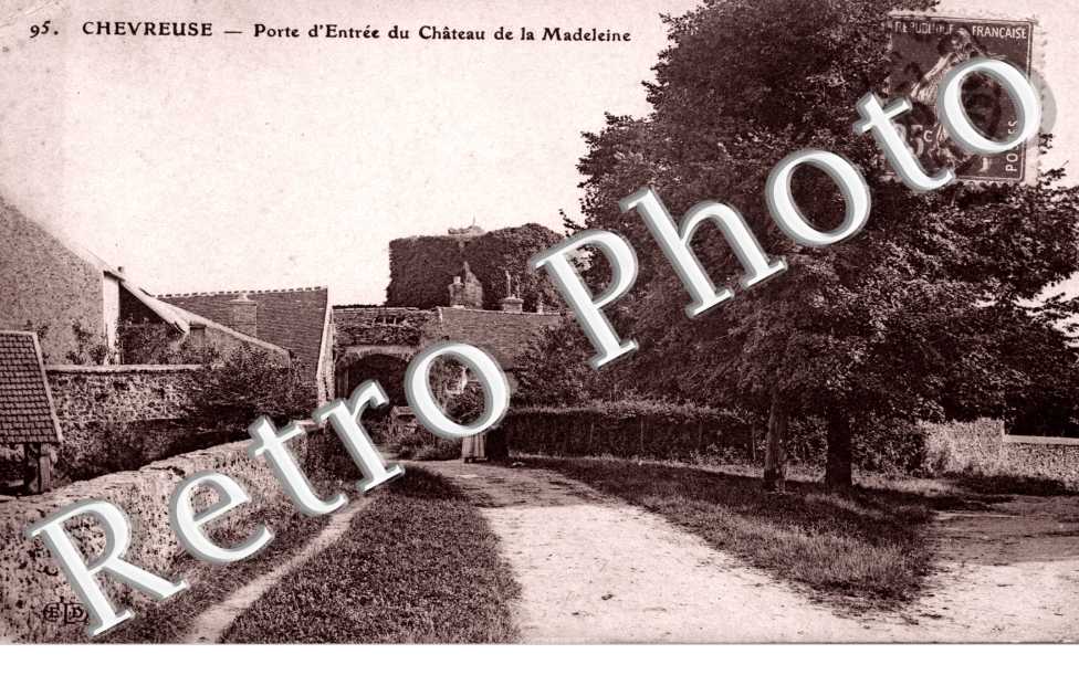 Porte d'entree du Chateau de La Madeleine