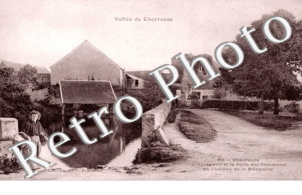 L'abreuvoir et la porte des communs au Château de La Madeleine