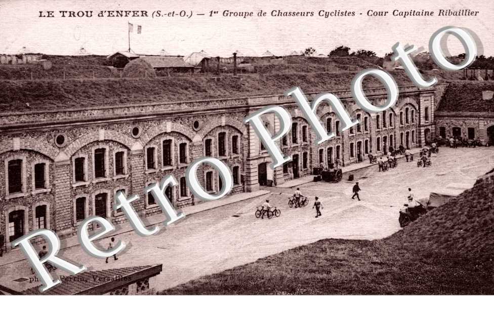 Le Trou d'Enfer - 1° groupe de chasseurs cyclistes - cour Capitaine Ribaillier