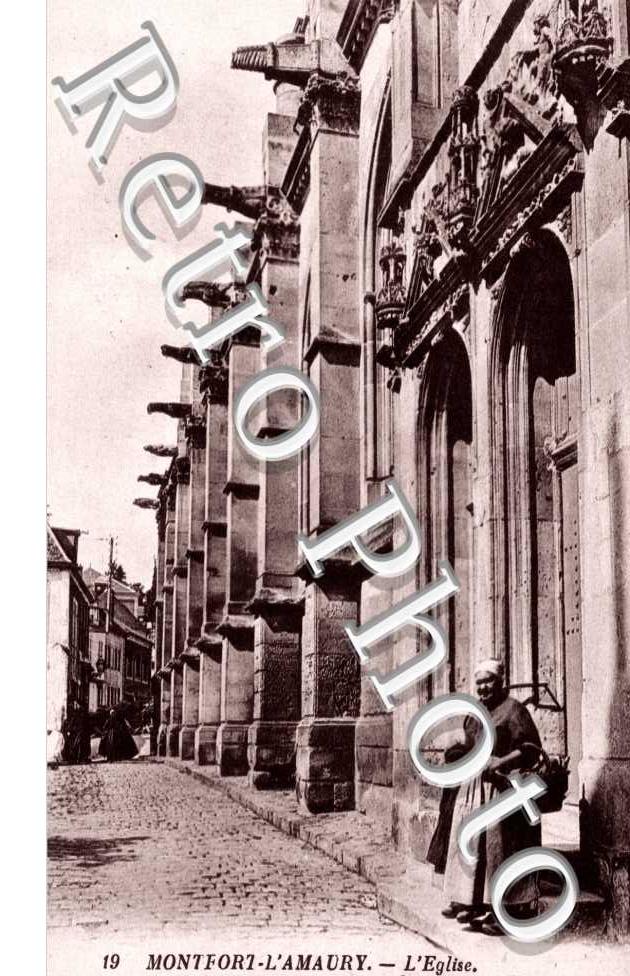 Porte Latérale et Gargouilles de l'Eglise