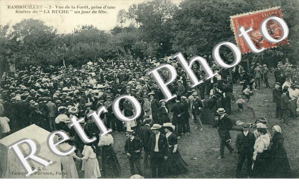 Vue de la Forêt prise d'une fenêtre de "la Ruche" un Jour de fête