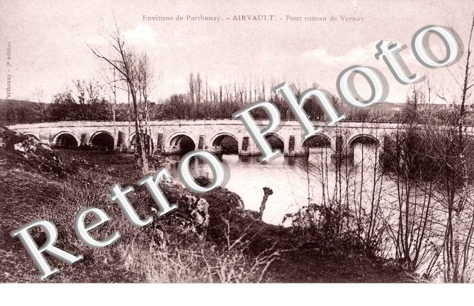 environ de parthenay. Pont roman de vernay