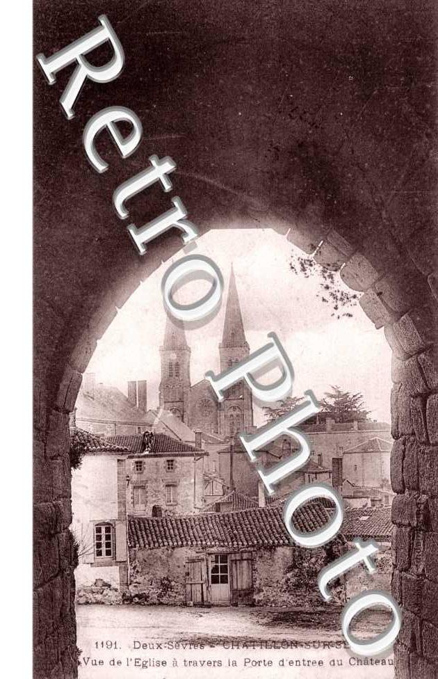 Vue de l'eglise a travers la porte d'entree du chateau
