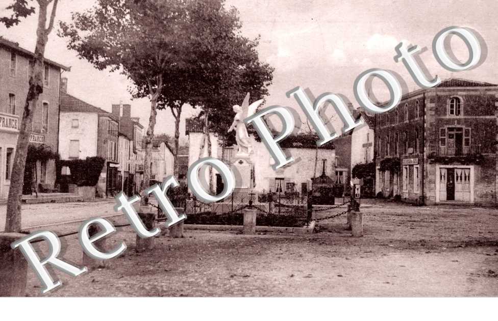 la Place du Chateau et le Monument aux Enfants de Coulonges morts pour la Patrie