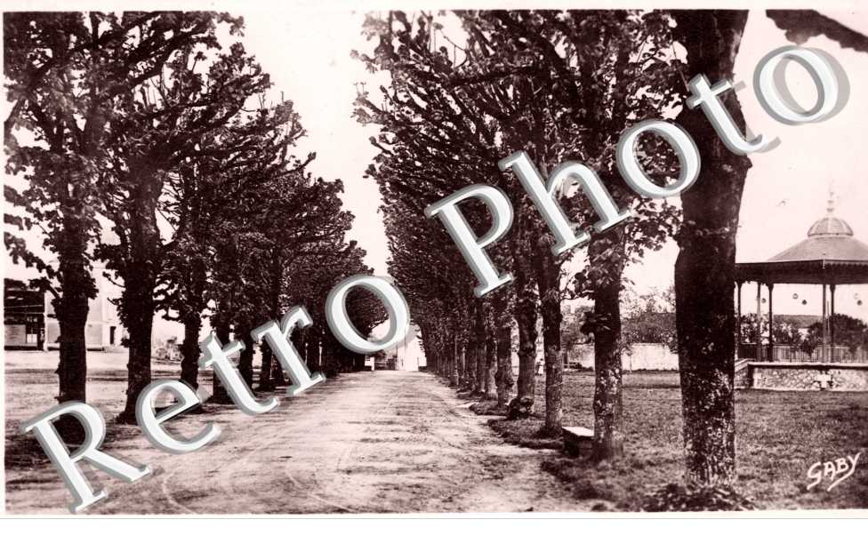 le Kiosque et les Allees de la Place Bujault