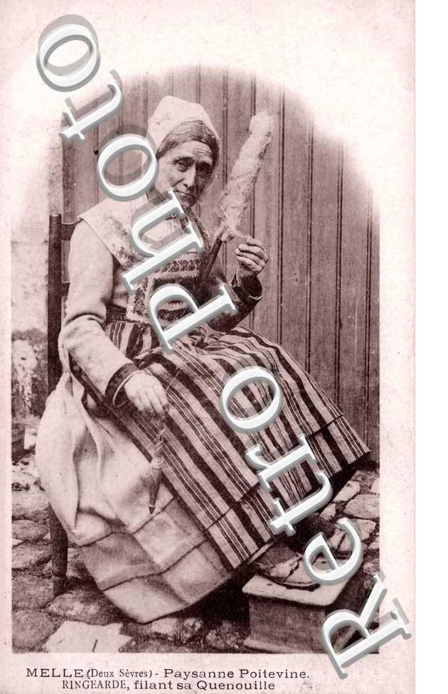 Paysanne Poitevine, Ringearde filant sa Quenouille