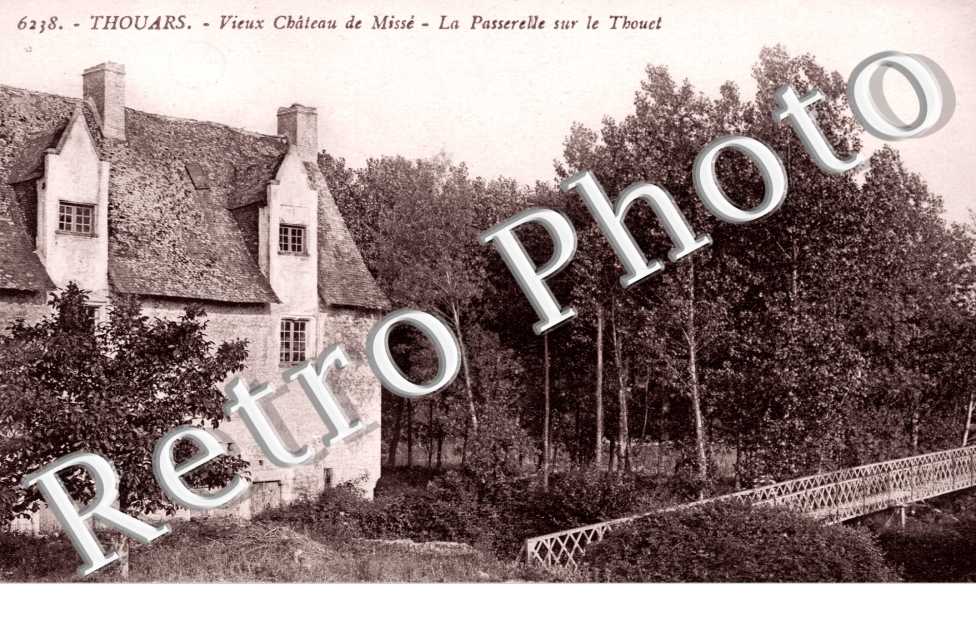 Vieux Chateau et Passerelle sur le Thouet