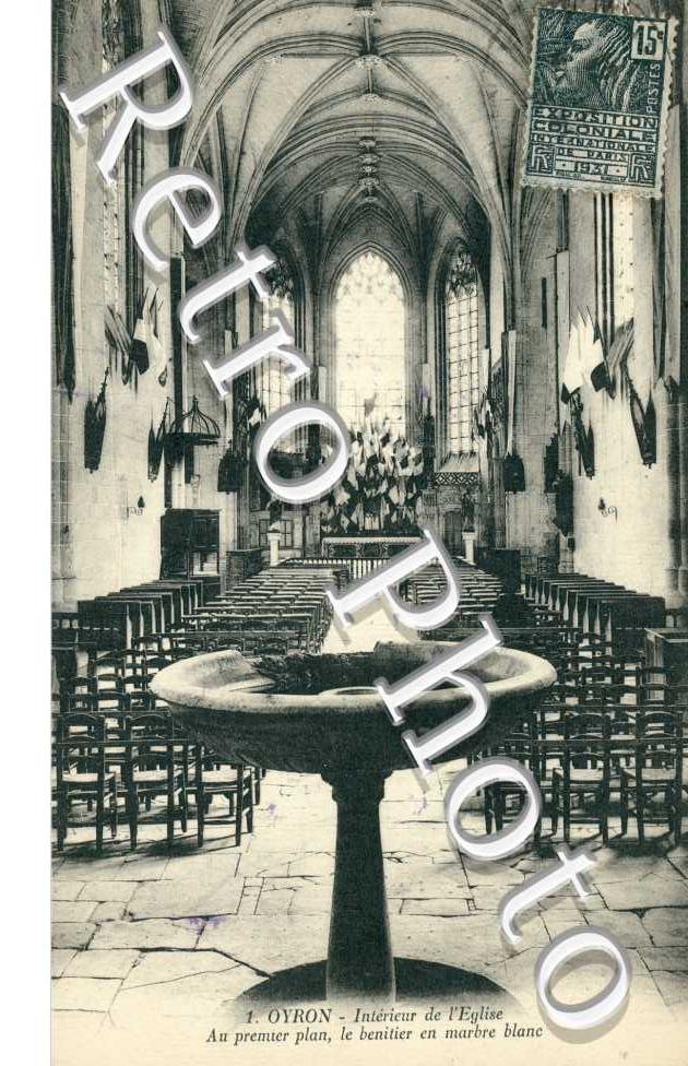 interieur de l' eglise, le benitier au marbre blanc