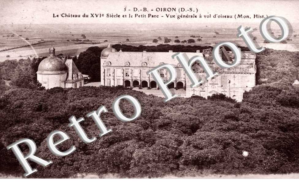 le chateau du XVIe siecle et le petit parc, vue generale a vol d' oiseau
