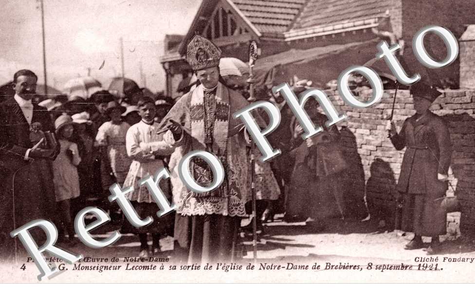 Monseigneur Lecomte a sa sortie de l'Eglise Notre-Dame de Brebieres