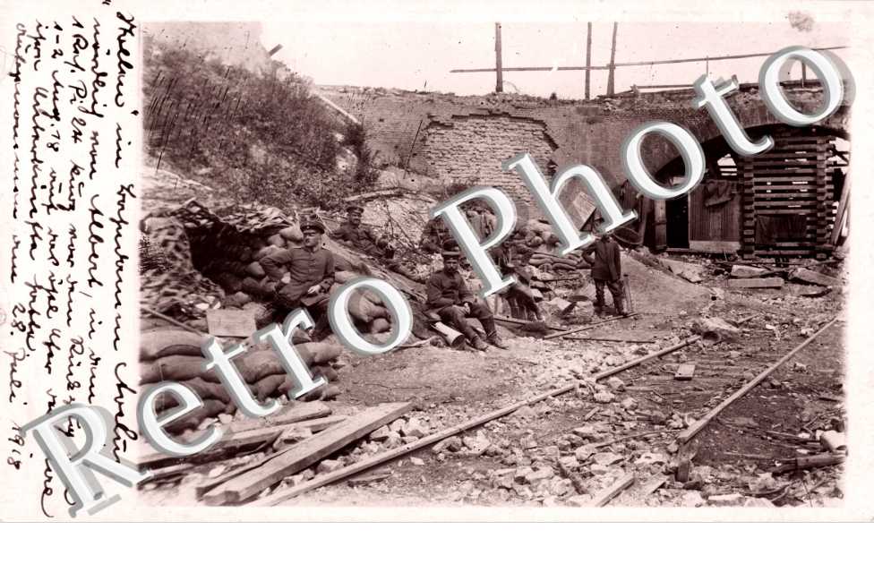 (des soldats dans un paysage de guerre)