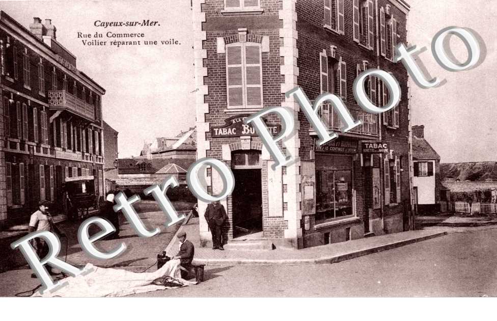 La Rue du Commerce - Voilier réparant une voile