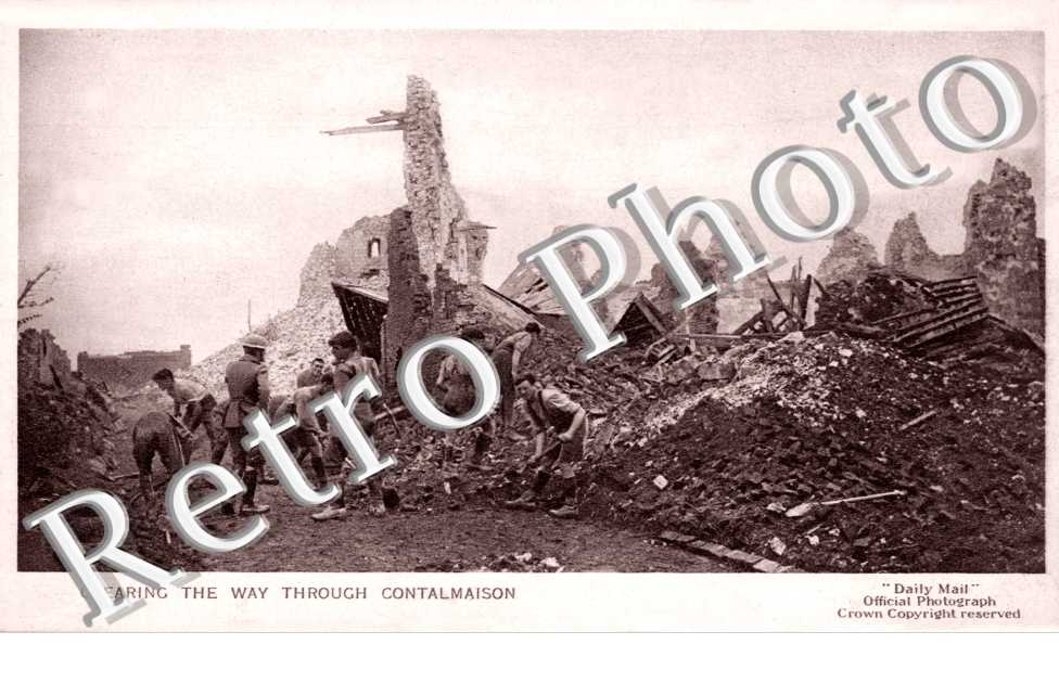 Les tommies deblayent la route apres le bombardement par l'artillerie britannique