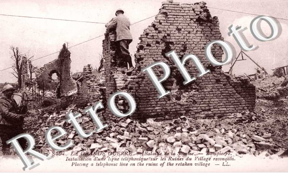 bataille de la Somme, installation d'une ligne telephonique sur les ruines du village