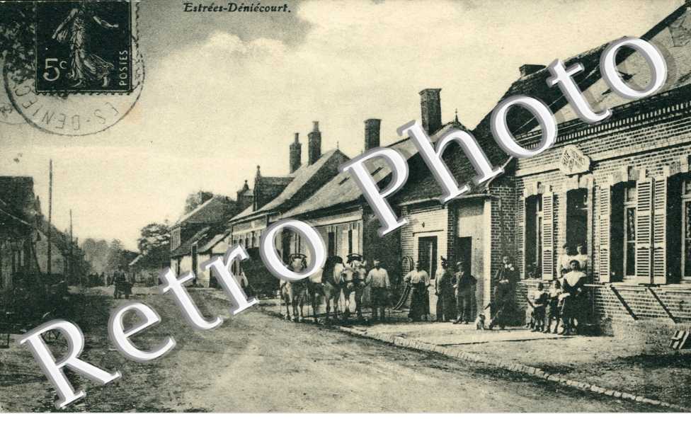 ( une rue du village )