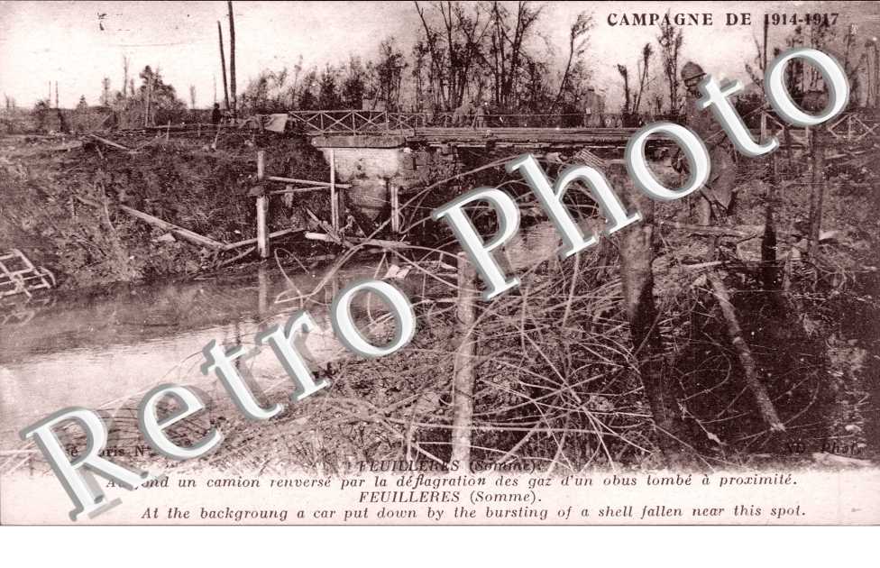 Au fond, un camion renverse par la deflagration des gaz d'un obus...