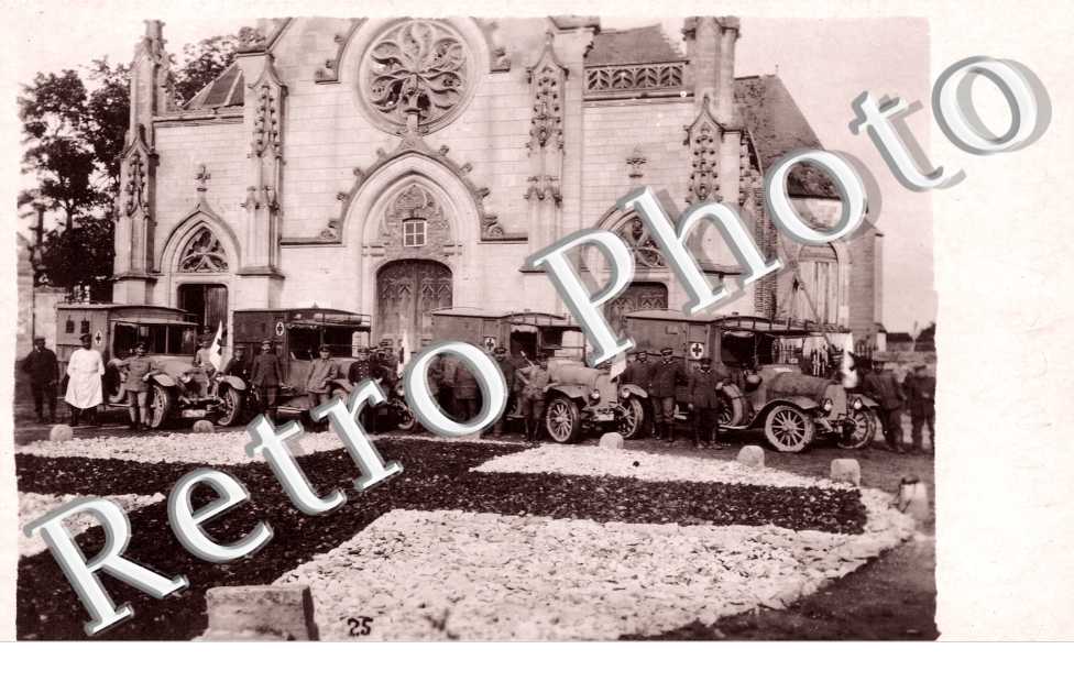 Les ambulances militaires devant l'Eglise
