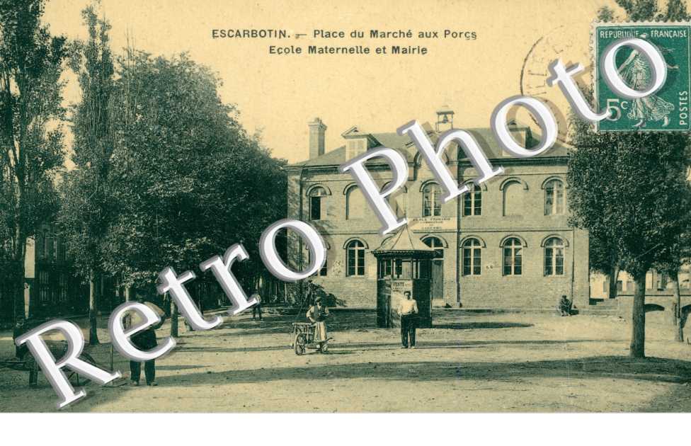 Place du Marche aux Porcs, l'Ecole Maternelle et la Mairie, Escarbotin