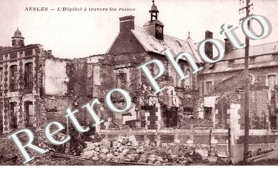 l'hôpital à travers les ruines