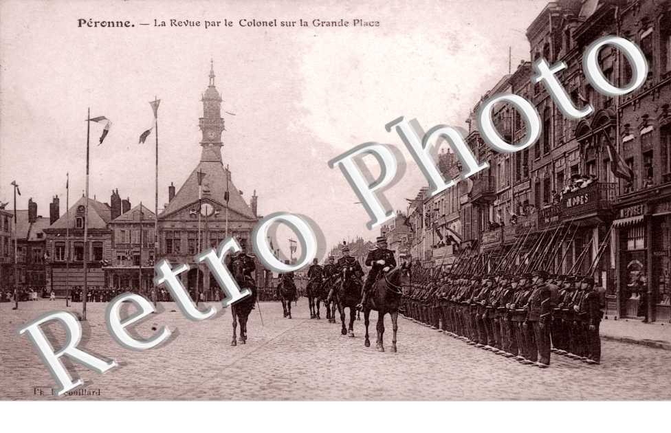 La revue par le Colonel sur la Grande Place