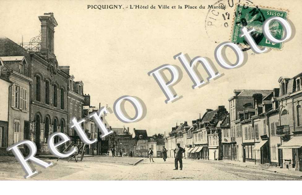 L'hotel de ville et la place du marche