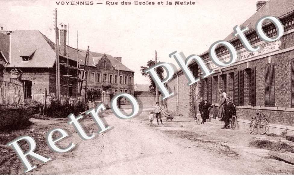 rue des Ecoles et la mairie