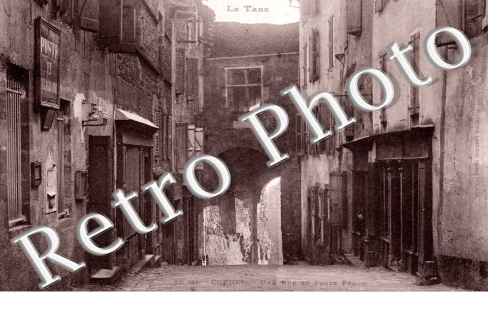 Une Rue et Porte Pench