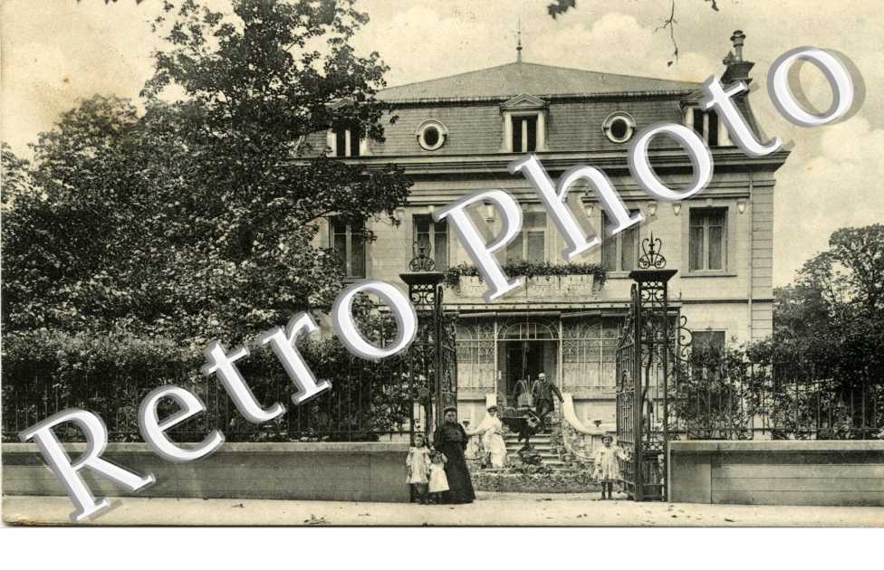 (une batisse)