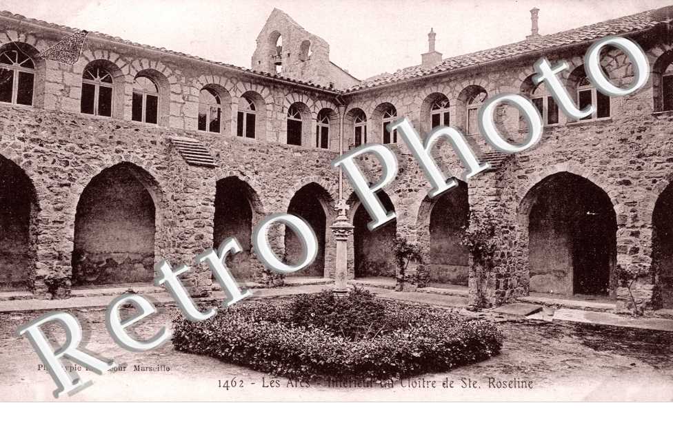 Interieur du Cloitre de Ste Roseline