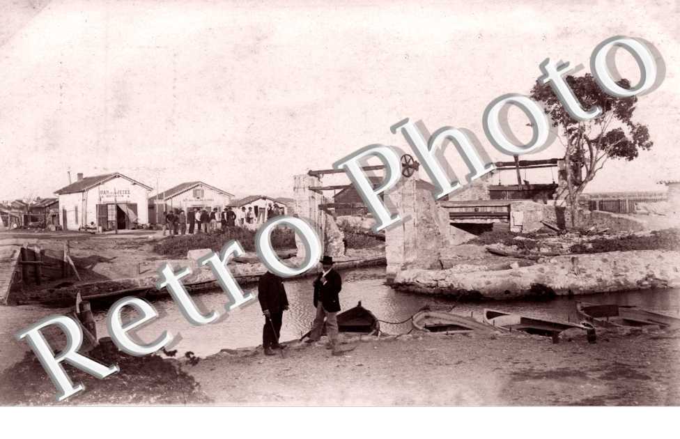 Des habitants devant le Bar de la Jetee 