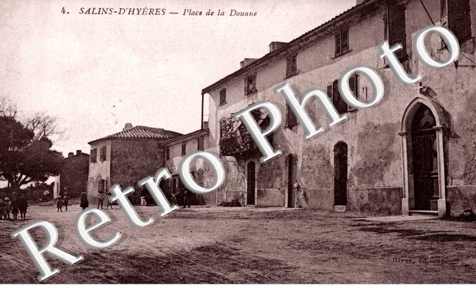 SALINS D'HYERES. Place de la Douane