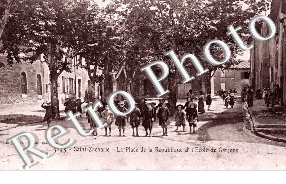 la place de la Republique et l'ecole des garcons