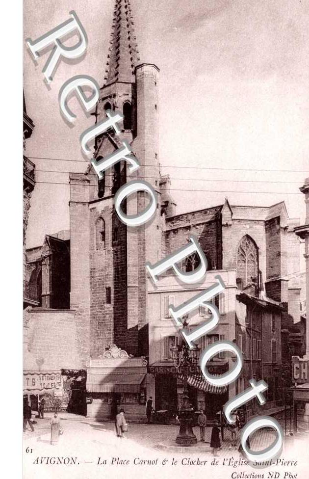 la Place Carnot et le Clocher de l'Eglise Saint-Pierre