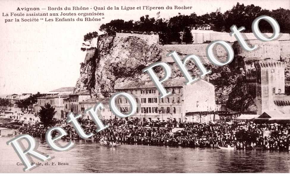 Bords du Rhône - Quai de la Ligue et l'Eperon du Rocher - Joutes organisées par la sté "Les enfants du Rhône"