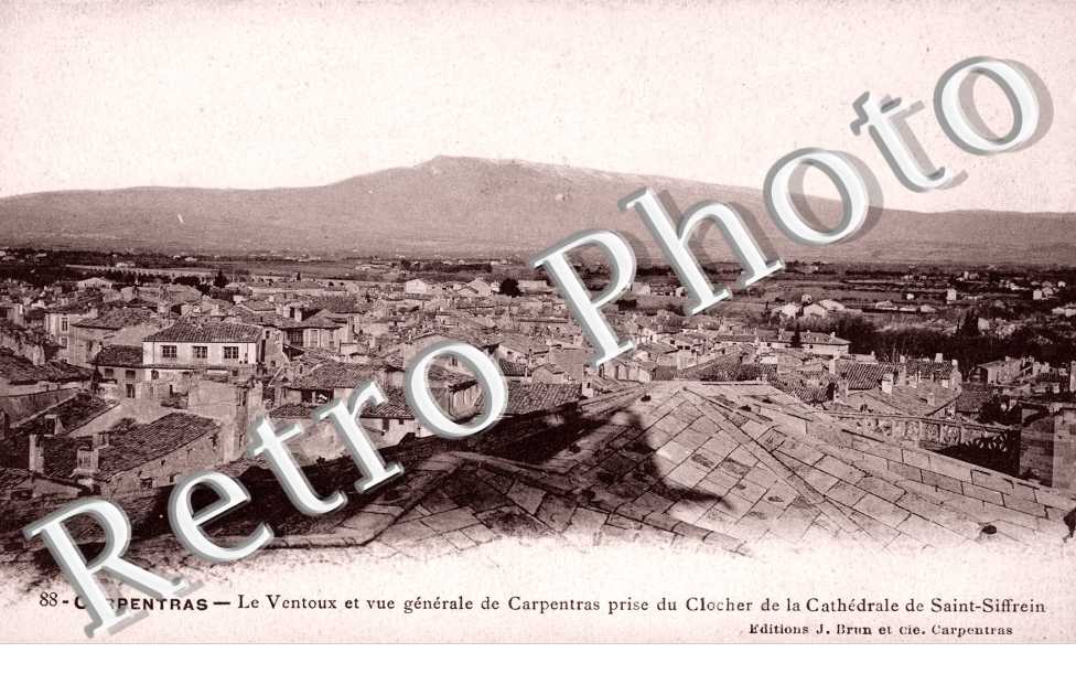 Vue Generale prise du Clocher de la Cathedrale de Saint-Siffrein et le Ventoux
