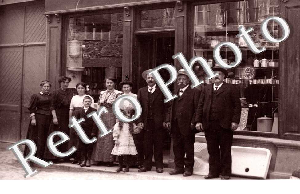 Groupe de Personnes devant une Boutique