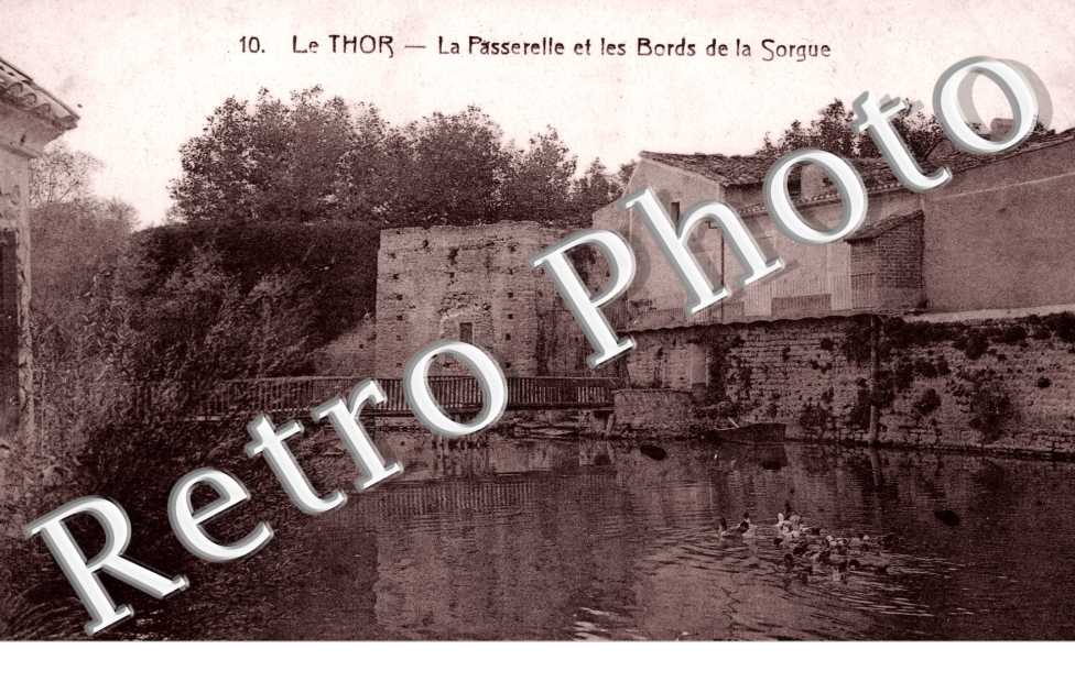 La passerelle et les bords de la Sorgue