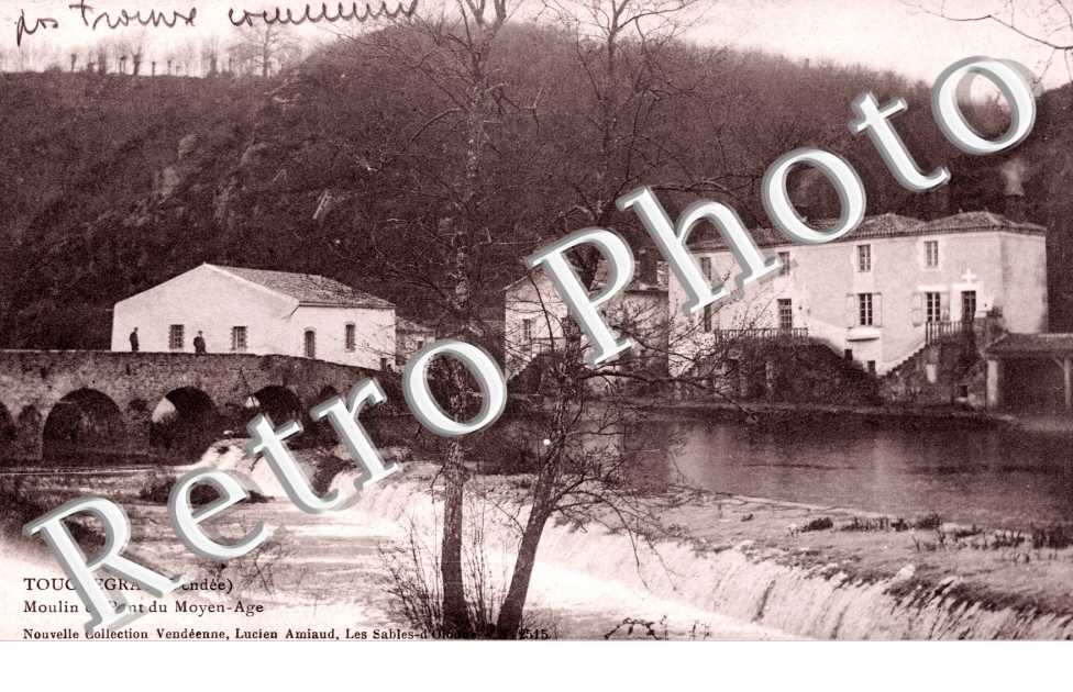 TOUCHEGRAY moulin et pont du Moyen Age