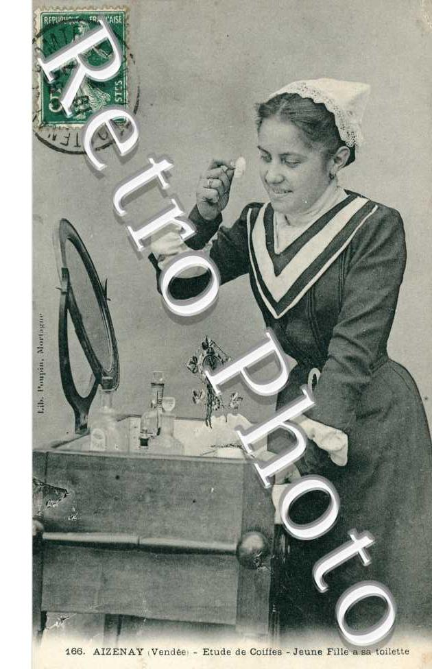Jeune fille a sa toilette, Etude de coiffes