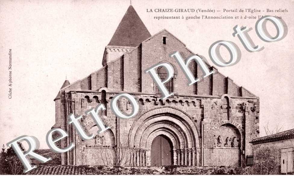 le Portail de l'Eglise, Bas-reliefs representant a gauche l'Annonciation et a droite l'Adoration