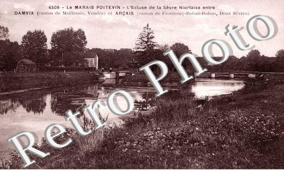 le Marais Poitevin, l'Ecluse de la Sevre Niortaise entre Damvix et Arcais