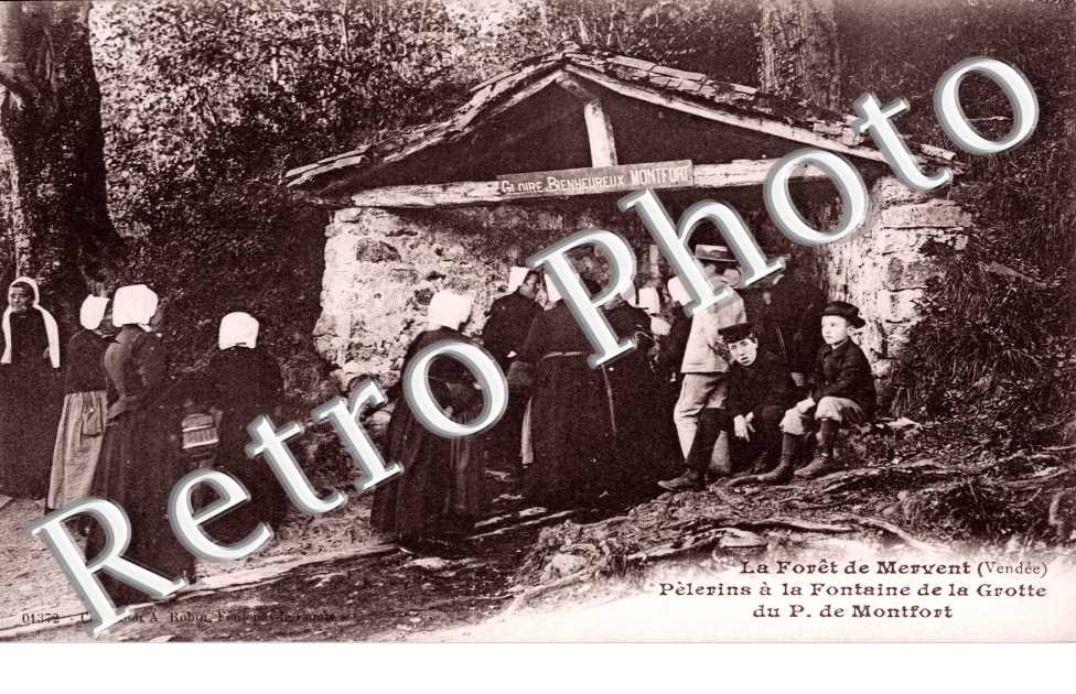 la Foret de Mervent, Pelerins a la Fontaine de la Grotte du P. de Montfort