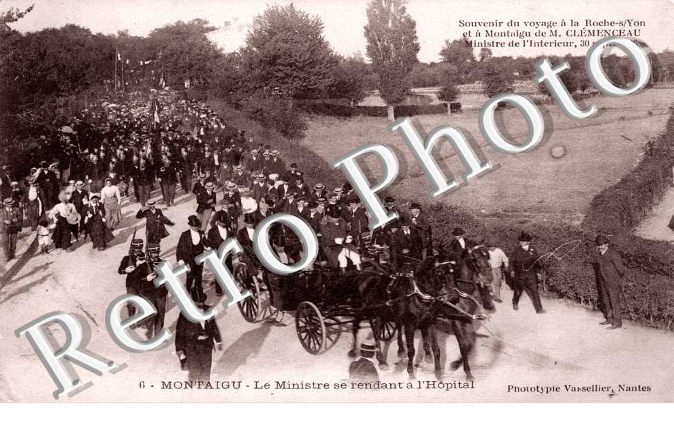 souvenir du voyage de M. G. Clemenceau 30 septembre 1906  Le ministre se rendant a l'hopital