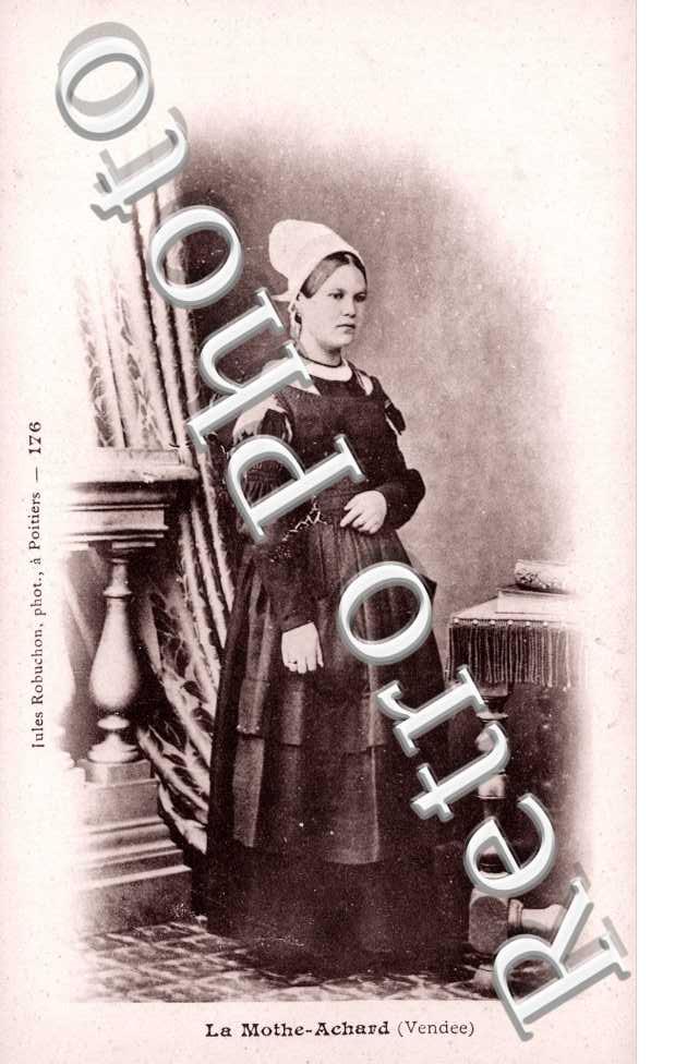 Une femme  avec coiffe