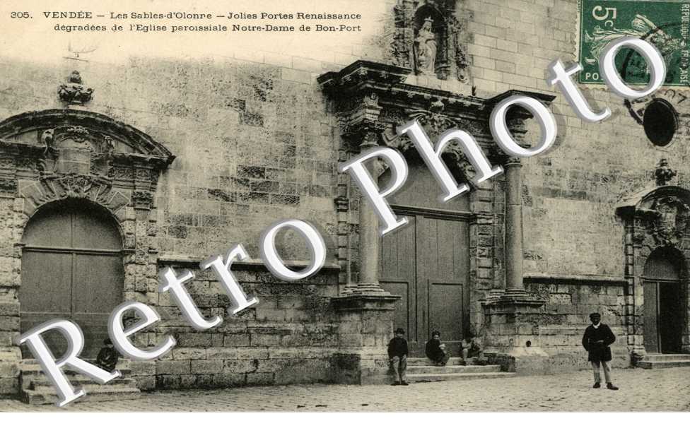 Jolies Portes Renaissance dégradées de l'église paroissiale Notre-Dame de Bon-Port