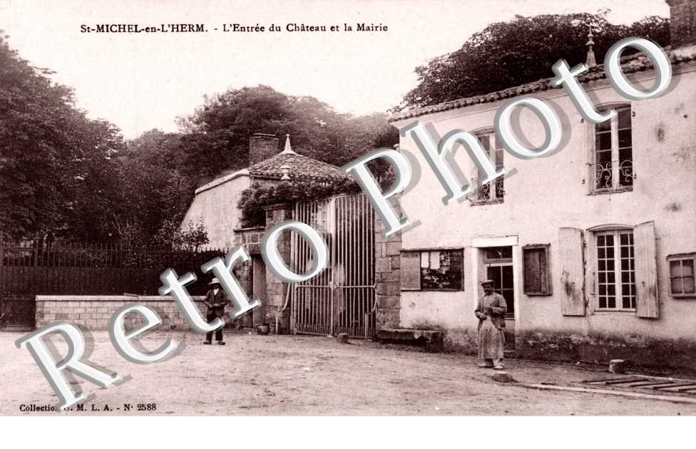 L'entree du chateau et la mairie