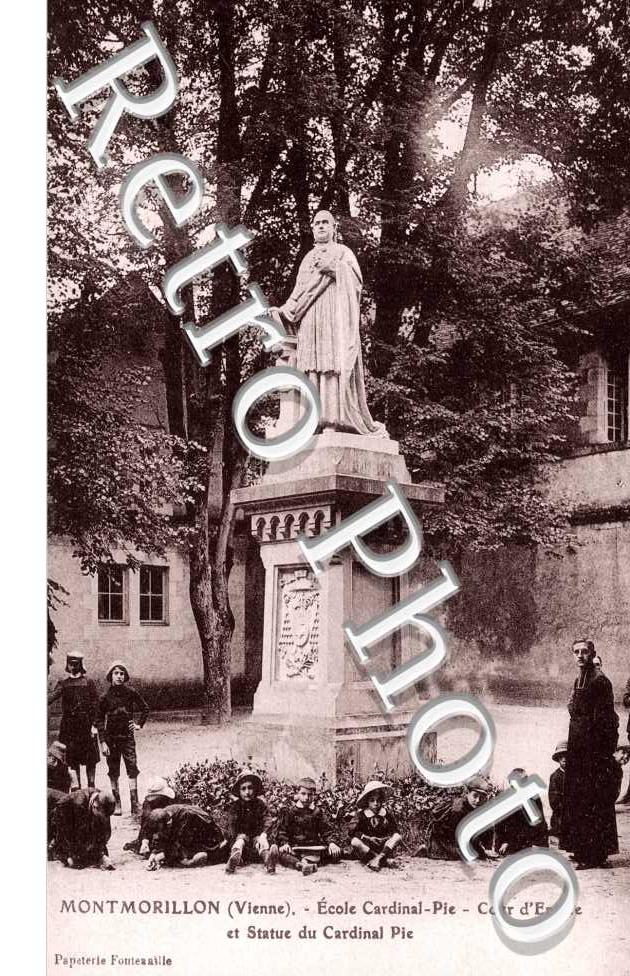 Ecole Cardinal Pie - Cour d'Entree et Statue